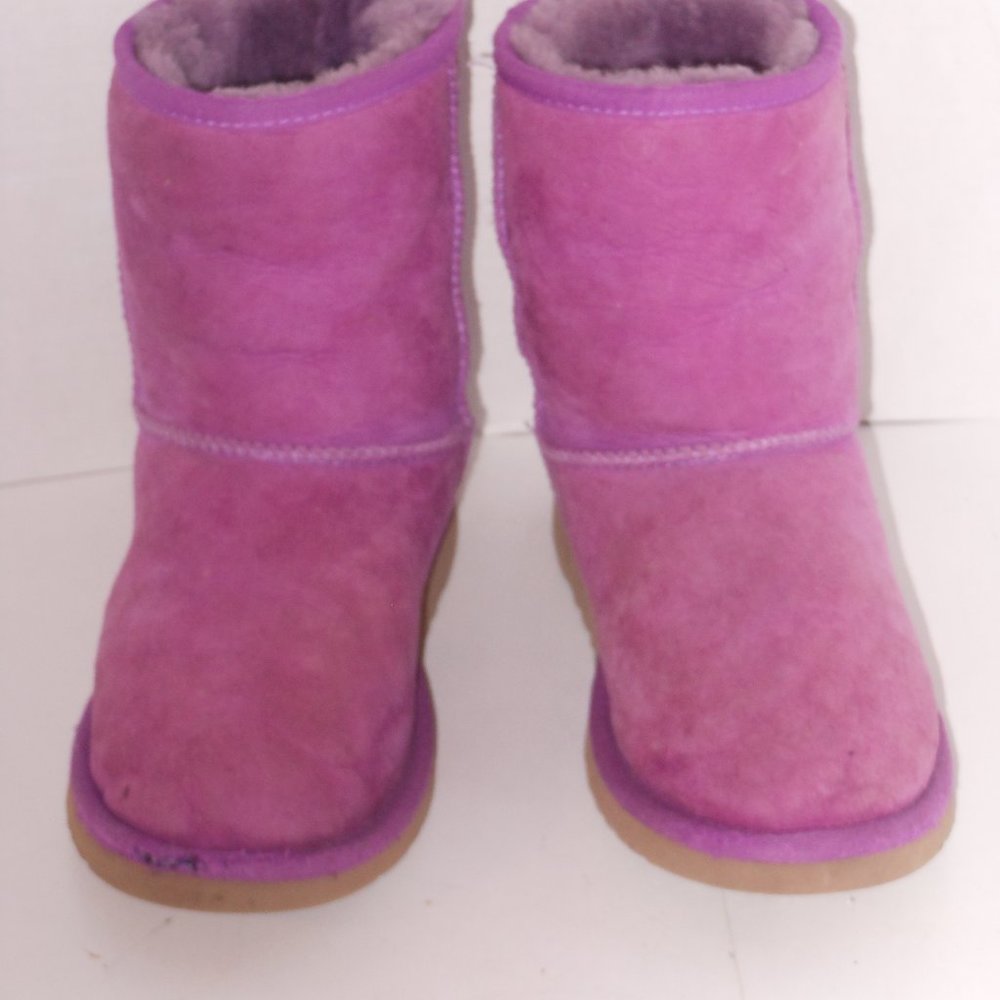 UGG CLASSIC SHORT BOOTS SIZE 4 MEDIUM